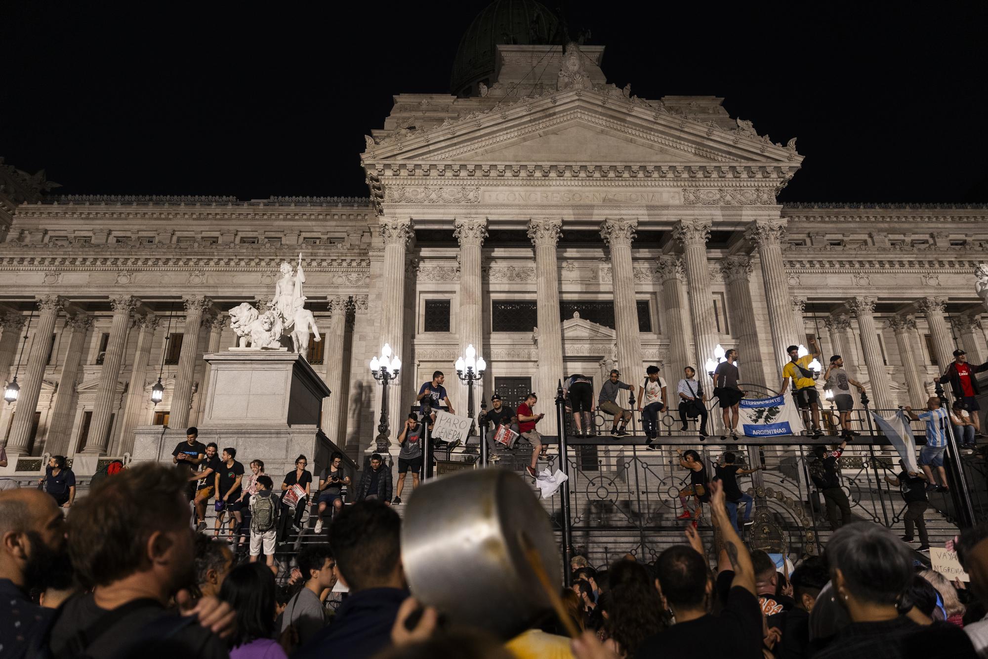 Cacerolazo para protestar contra el Decreto de Necesidad y Urgencia (DNU) anunciado por el presidente Javier Milei. - 12
